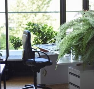 cadeira e mesa de escritório para o ambiente ideal de trabalho