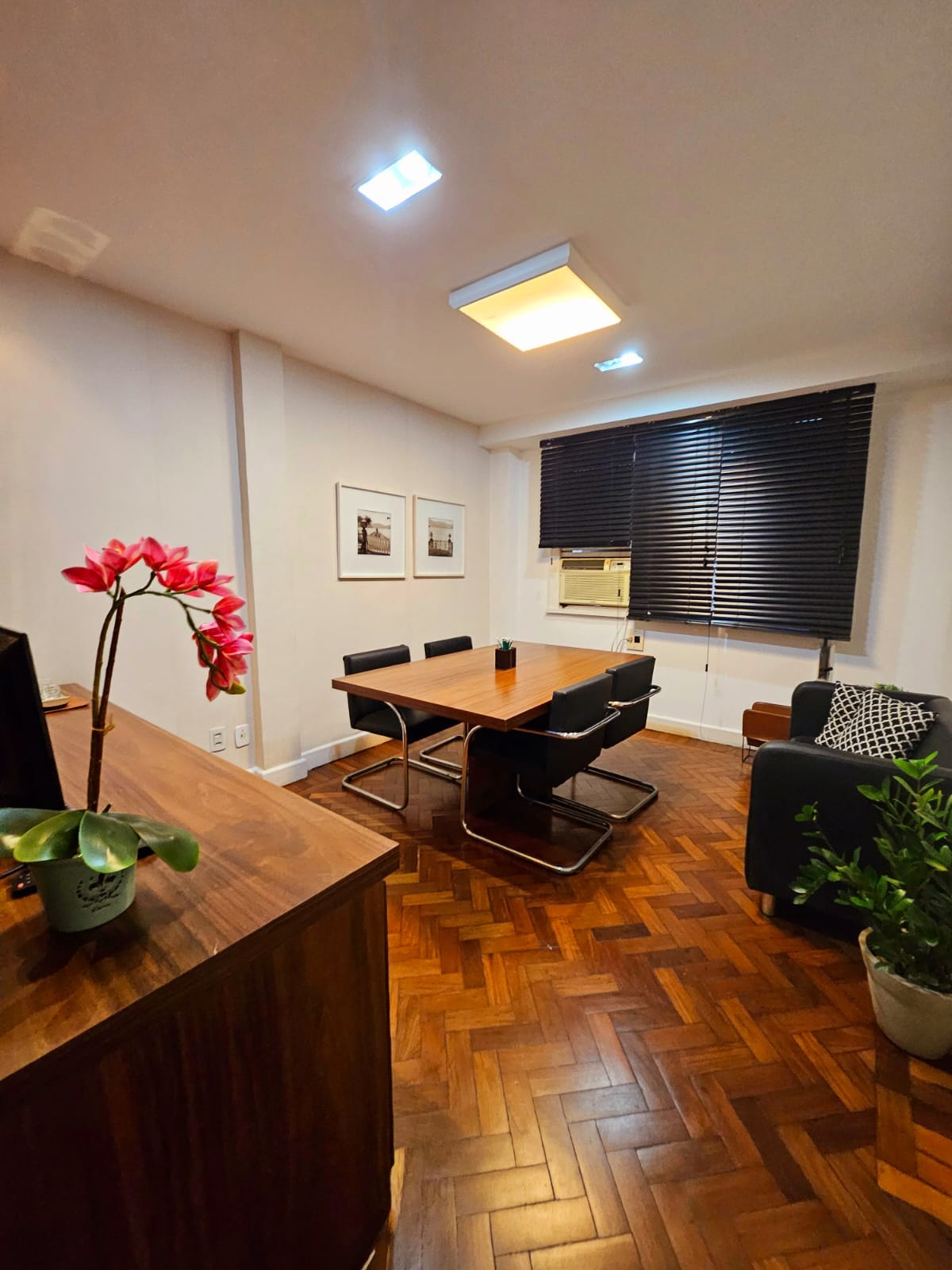 Sala de reunião capacidade para até 6 pessoas