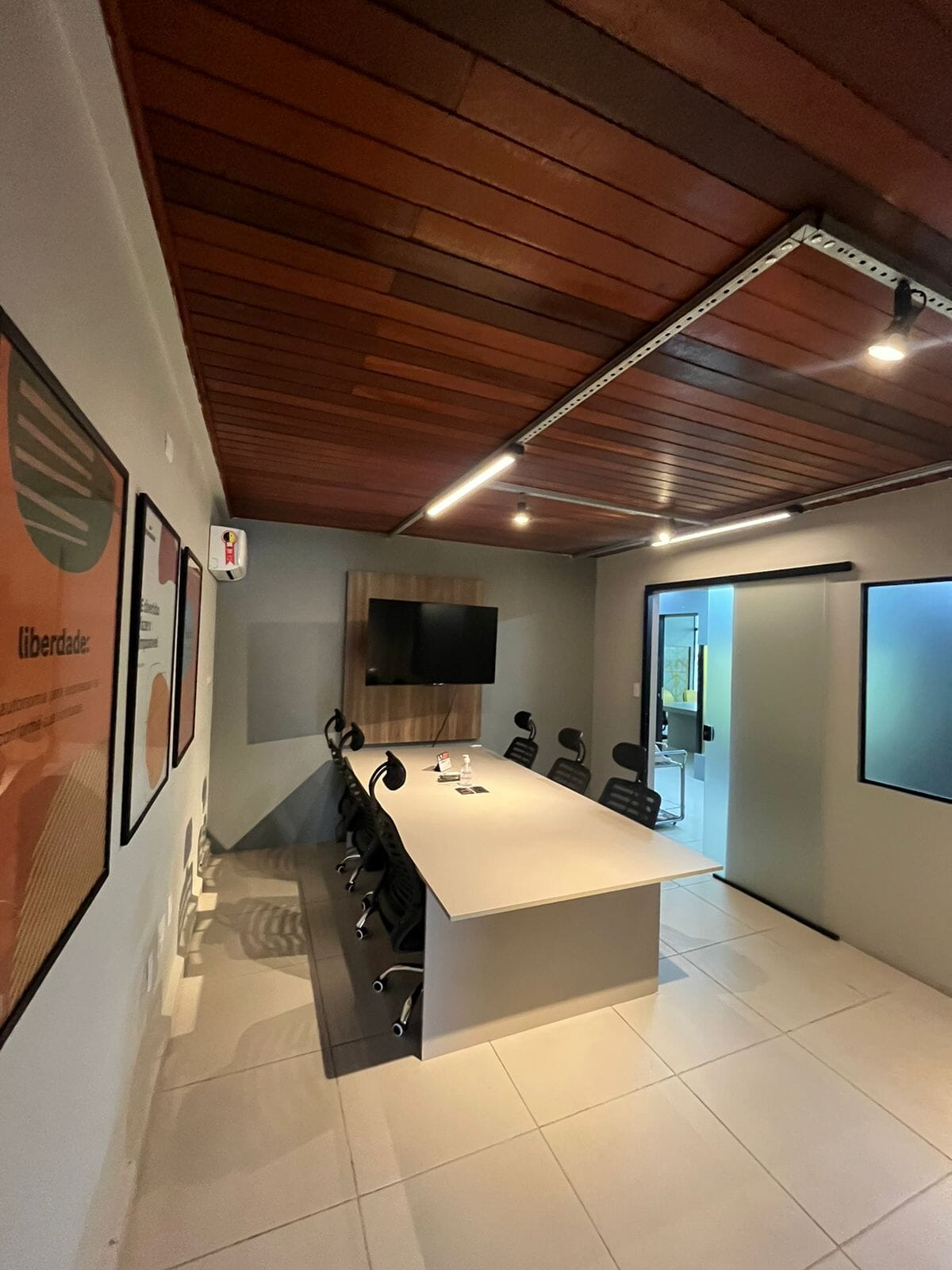 Sala de reunião, mesa compartilhada, salas privativas e abertas - Até 7 pessoas